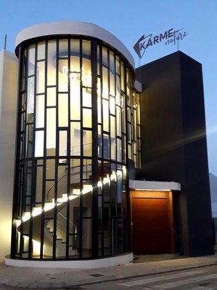 Karme Nature — edificio con fachada curva acristalada